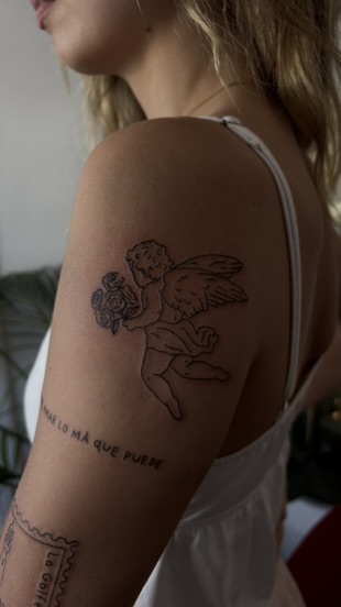 Tatouage fin représentant un ange tenant des fleurs
